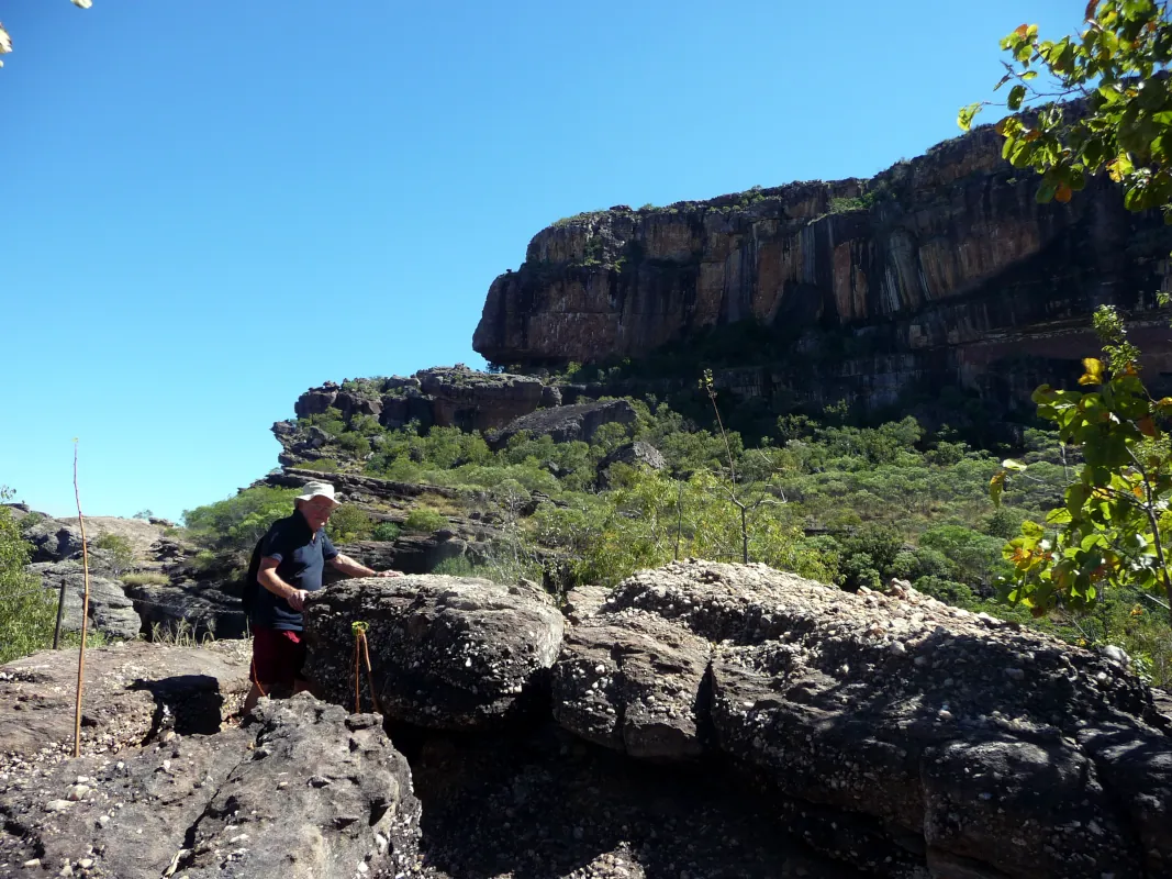 We climbed to the Kunwarddewardde lookout, from which we had a breathtaking view of the sandstone cliffs and savannah woodlands of the Arnhem Land escarpment. Kakadu Australia