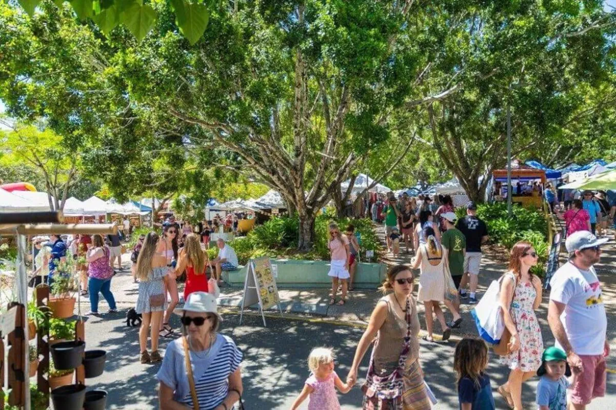 During our trip from Nambour to Noosa, we stopped by the fascinating Eumundi market. There are 600 stalls selling artwork, fashion, jewellery, fresh farm products, and street food.