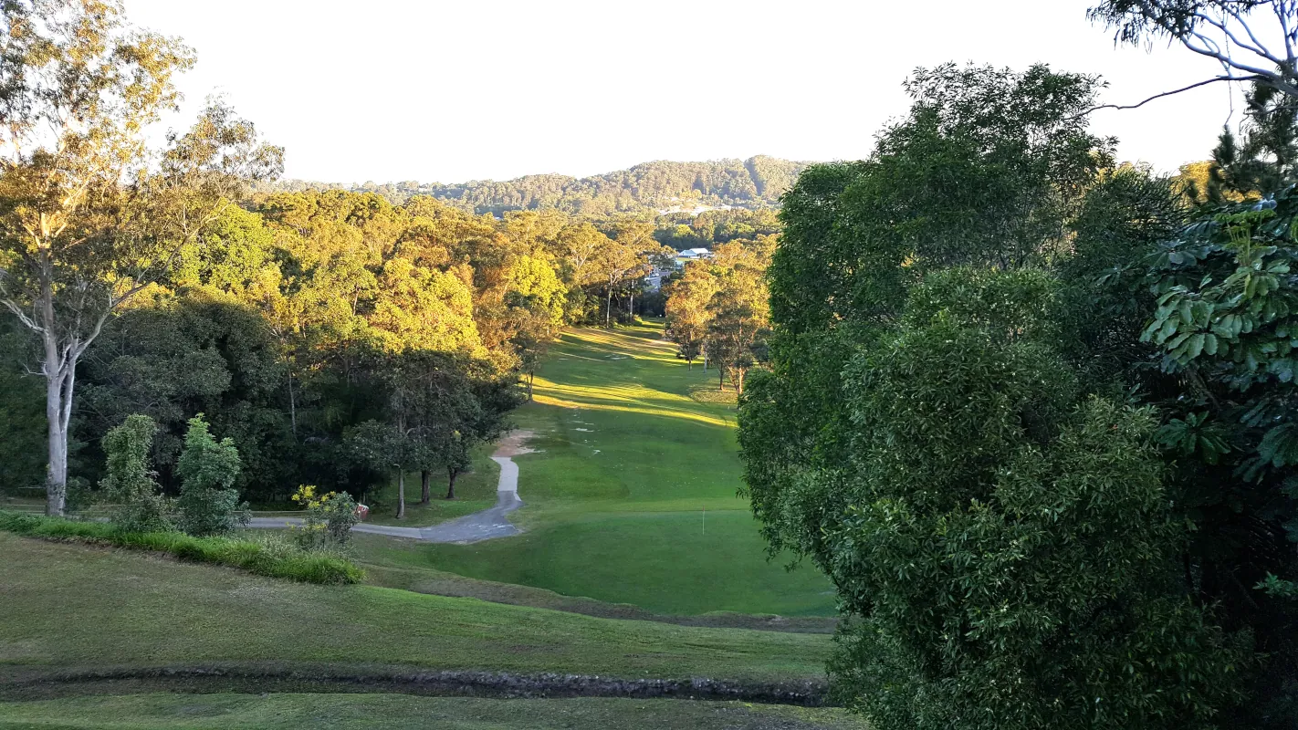 Nambour is a good location, with all the necessary facilities, but not too crowded. We like the golf club, but the course challenges and the often steep fairways. The people were helpful, and we enjoyed a drink with them after the game.