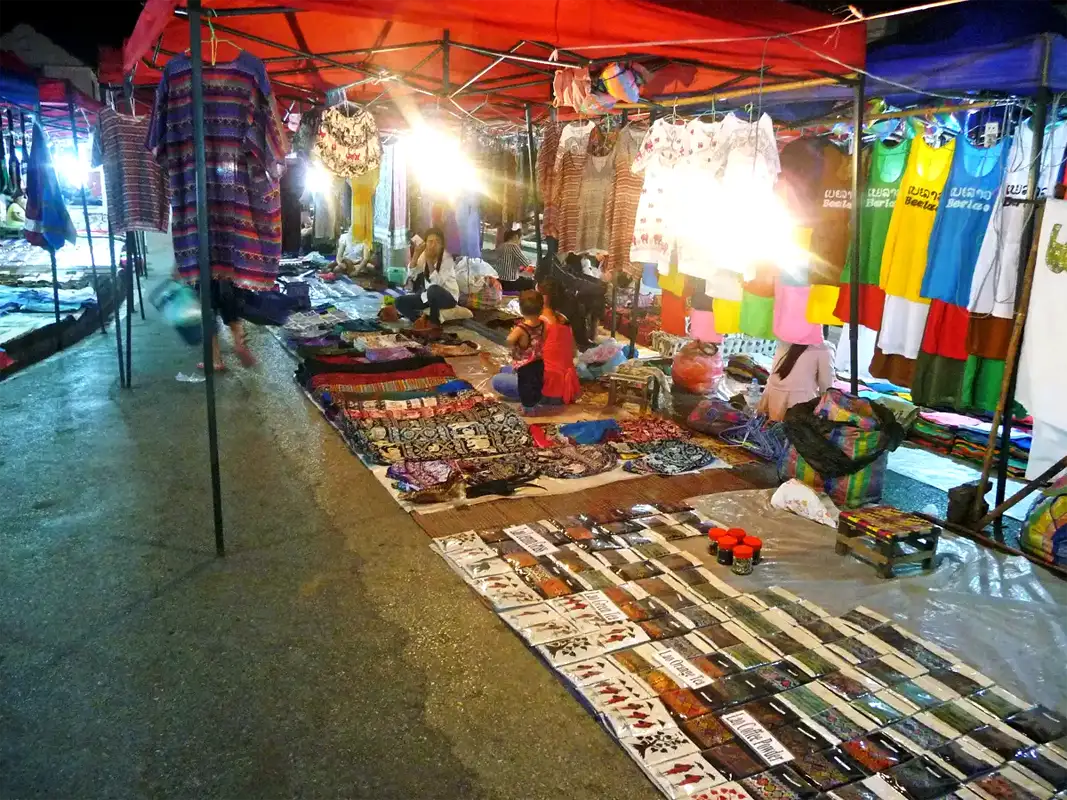 Later, at around 5 p.m., the night market with a few hundred stalls opens. The products range from beautiful silk products to artwork, including Buddhas in all shapes and sizes and Hmong crafts.