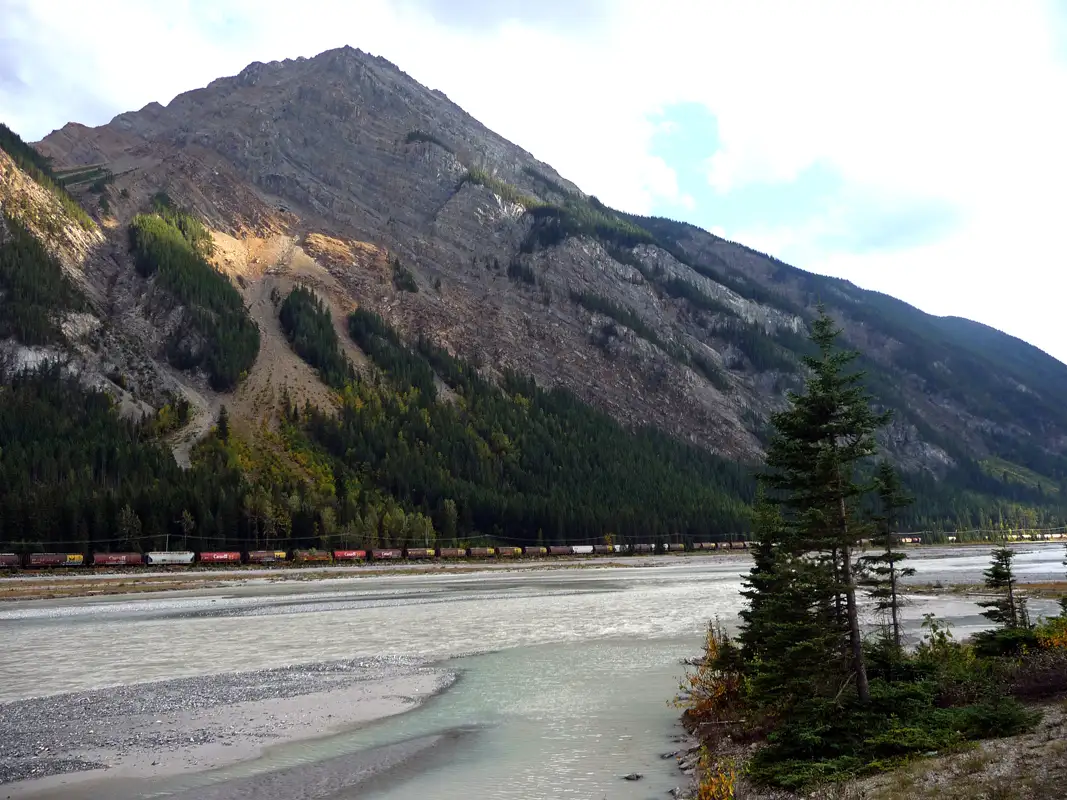 The train line from Vancouver to Toronto is 4,500 kilometres long, goes through the Canadian Rockies and often runs parallel to the road. Additionally, the freight train, which is 1.5 to 4 km long, takes 4 to 5 days to travel from west to east.