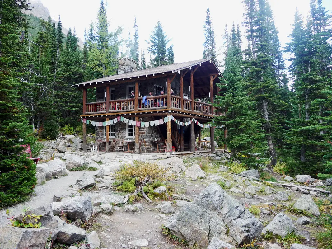 In the Canadian Rockies, we went hiking to the Plain of Six Glaciers Teahouse. The hike starts from Lake Louise; it is a 4–6 hour, 15 km hike to an elevation of 2100 metres. Unfortunately, it is not a European mountain café, so no Glühwein, Snaps,