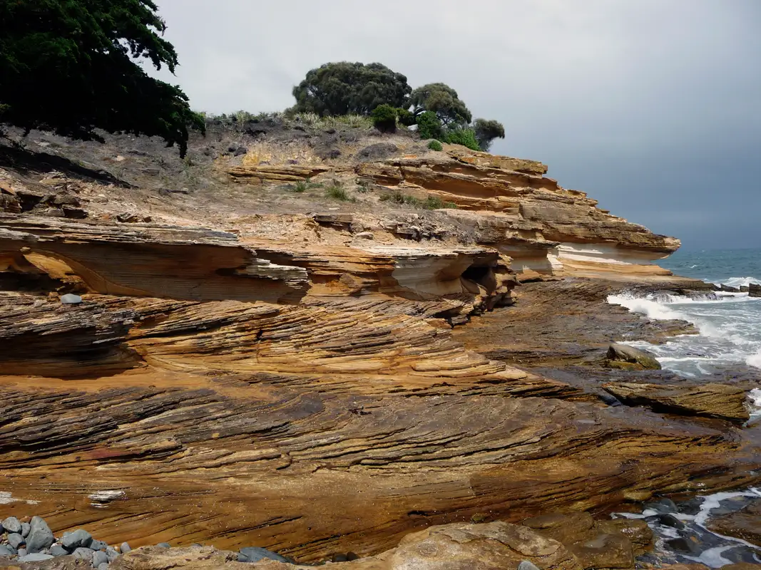 Firstly, we went hiking to the "Painted Cliff," which has vibrant colours and beautiful patterns.