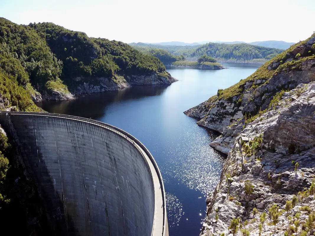 Gordon Power Station is the largest power station in Tasmania.The dam on the Gordon River is 140 metres high, and the water from Lake Gordon flows down into the Gordon River. 