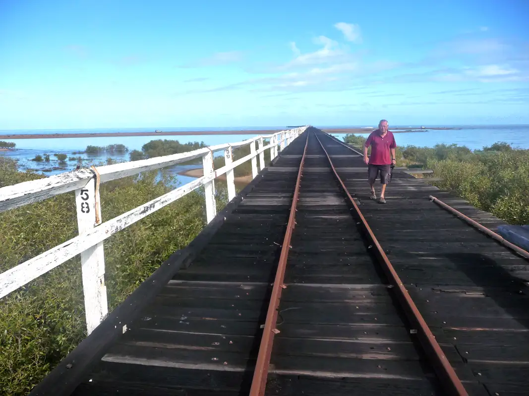 After staying in Carnarvon for the night, we went for an enjoyable walk down the famous One Mile Jetty, which was built in 1897 to facilitate the export of wool and livestock from the region. It is now a popular spot for recreational fishing, sightseeing, and tourism.