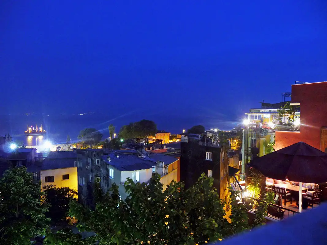 During the evening, we loved the wonderful rooftop terrace. It was empty, and we had a romantic dinner there. Also, we had a spectacular view of the Sea of Marmara. A convenience store nearby was where we bought some delicious food and even a bottle of wine. This was unique. The street was near mosques, and most restaurants weren't serving alcohol.