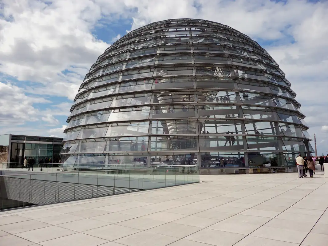 The dome is open to the public. Visitors can climb two spiral ramps to reach the top. A mirrored cone in the centre of the dome reflects sunlight down into the chamber, providing natural light.