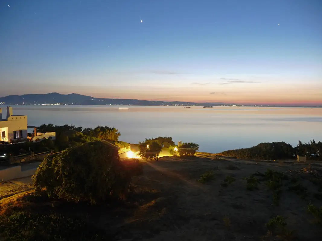 During our stay at the island of Naxos, we stayed in a small apartment in Mikri Vigla, which was only one minute from the beach. It was low season, and everything was closed, including the tavernas