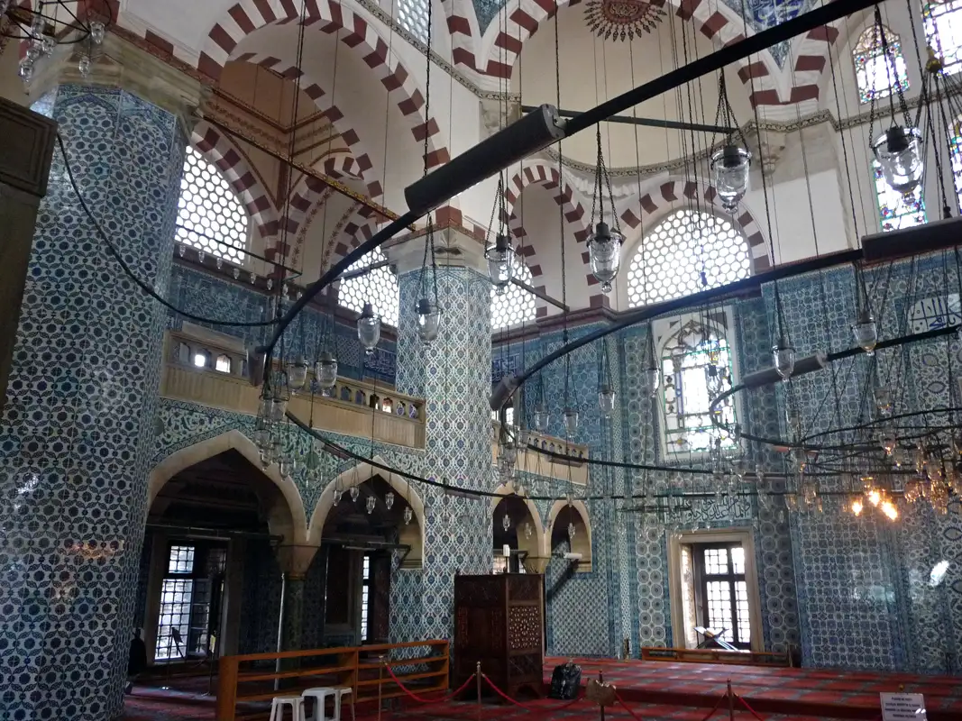 Then we found a hidden gem in Istanbul, located near the Spice Bazaar. The 1562 built Rüstem Pasha Mosque, is a stunning example of Ottoman architecture. It is considered one of his masterpieces due to its harmonious proportions and the quality of the İznik tiles.