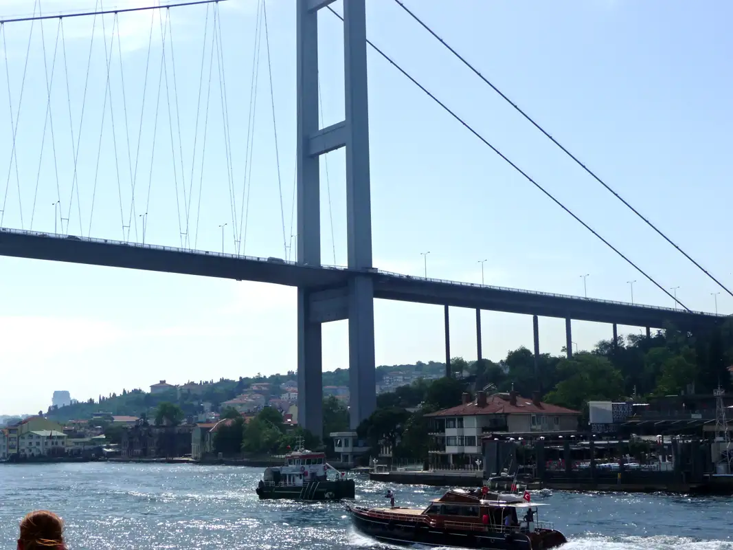 Then, we cruised under the "Bosphorus Bridge". It connects Europe and Asia. When we finish the cruise, we have a second visit to the Grand Bazaar