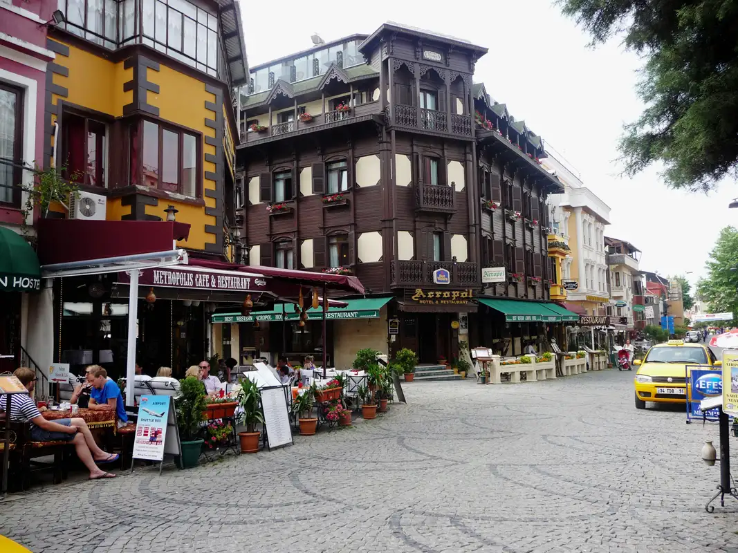 It was easy to walk around the surrounding area. Nearby, there were good restaurants and some convenience stores where you could get all you needed.