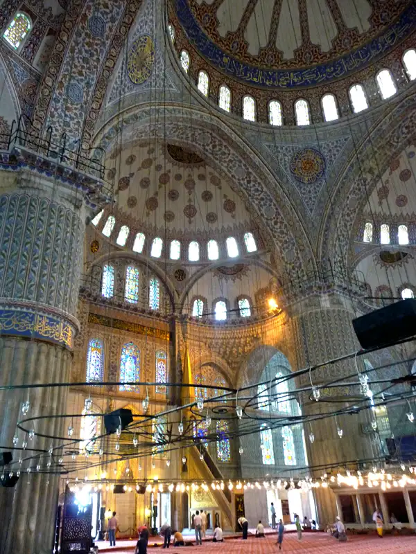 Despite the many people, the mosque provides an air of tranquillity. The handcrafted Iznik ceramic tiles, carpets, stained-glass windows, and chandeliers help to create a calming ambiance.