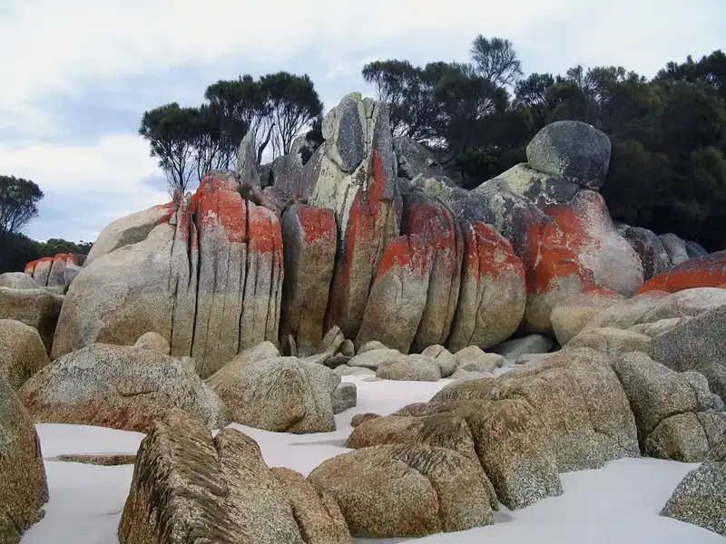 colourful rock formations Bay of Fire , Tasmania