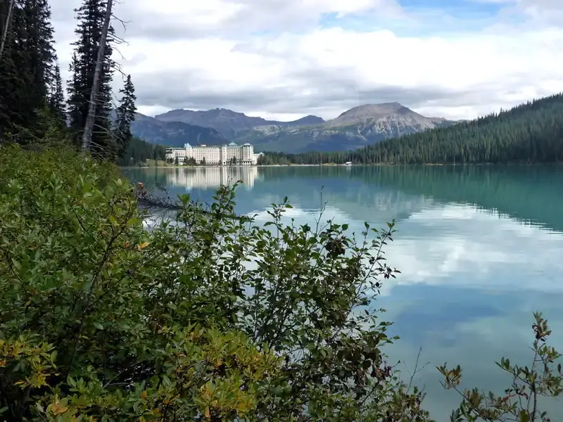 Fairmont Château Lake Louise it's brilliant turquoise water an Rockies Mountain