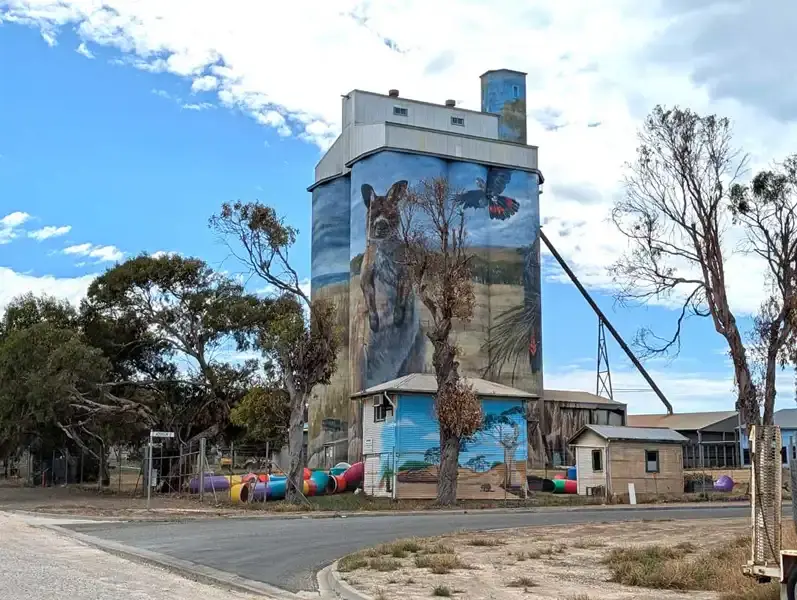 Kingscote Silos 22 metres high wthe the largest painted kangaroo in the world