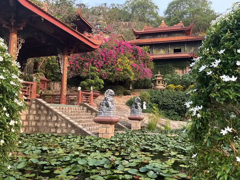 visited the Hang Pagoda, a stunning Buddhist temple nestled on the slopes of Sam Mountain near Châu Đốc